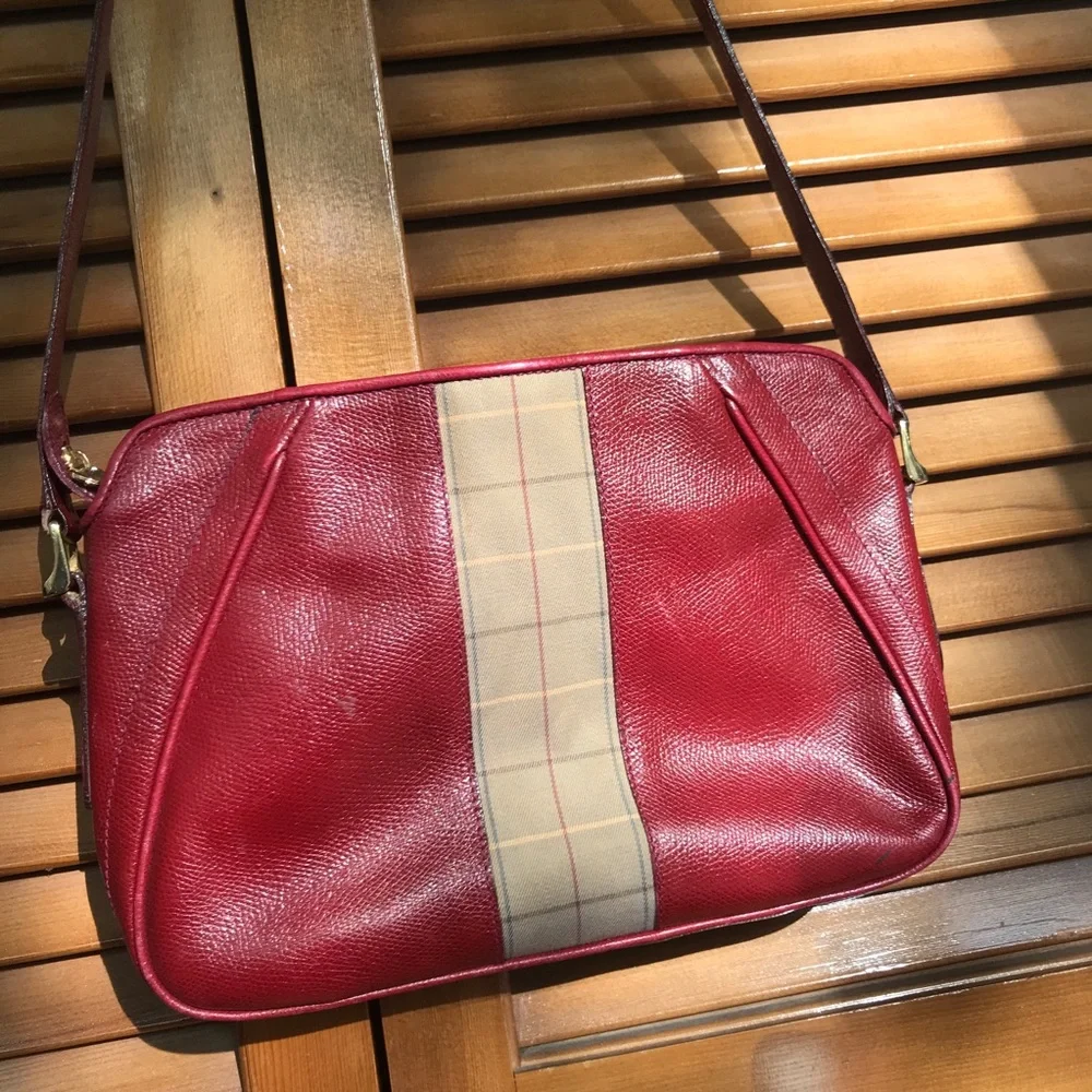 Rare Vintage Burberry’s Red Leather Stirrup Buckle Cross-Body Bag with COA - Picture 2 of 16